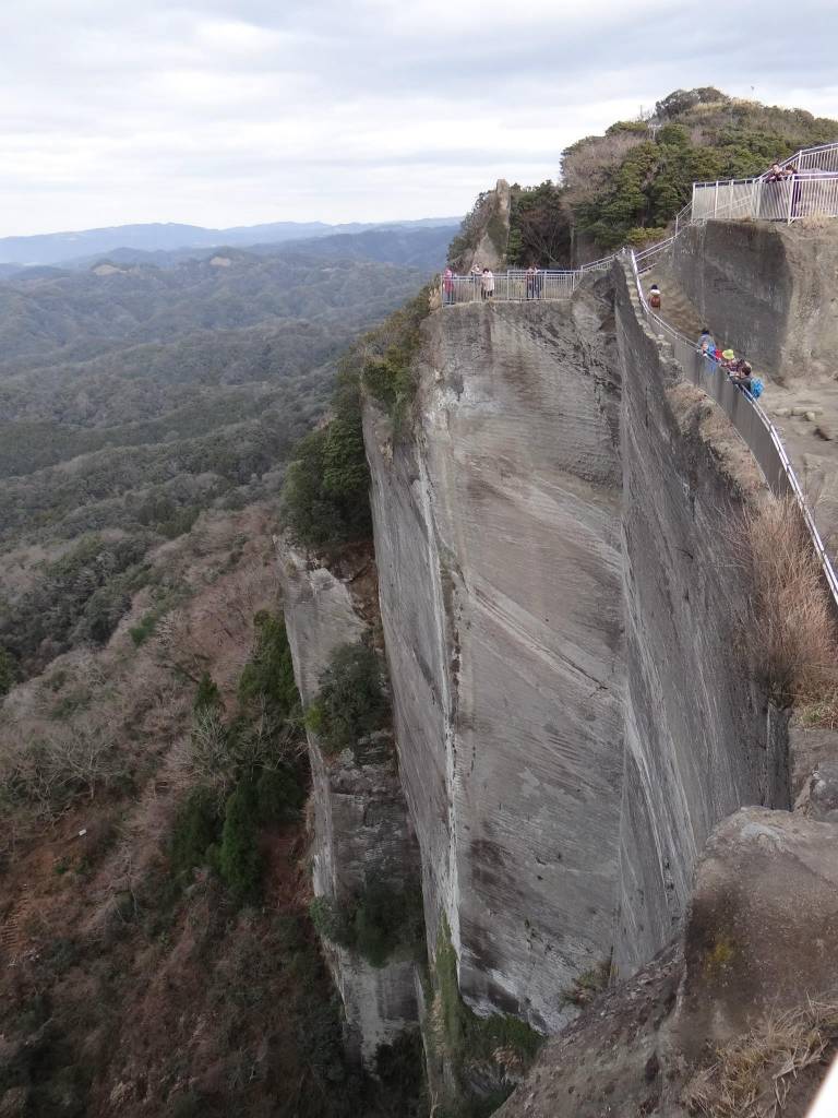 Get a beautiful panoramic view of the surroundings from the summit of Mt. Nokogiriyama.