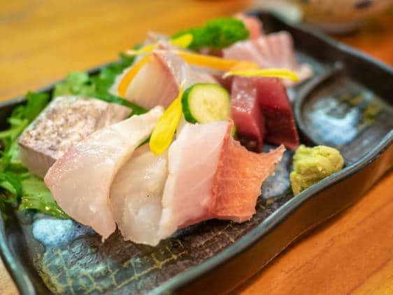 A plate of assorted sashimi (Alfonsino/red bream)